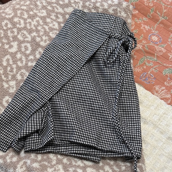 SHEIN Monochrome Houndstooth Skort - Picture 2 of 4